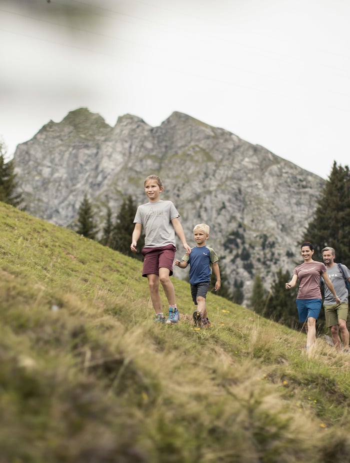 WANDERN MACHT GLÜCKLICH