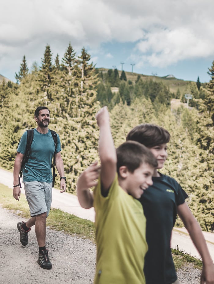 WANDERN <br> MACHT GLÜCKLICH