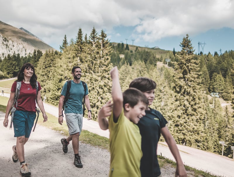 WANDERN <br> MACHT GLÜCKLICH