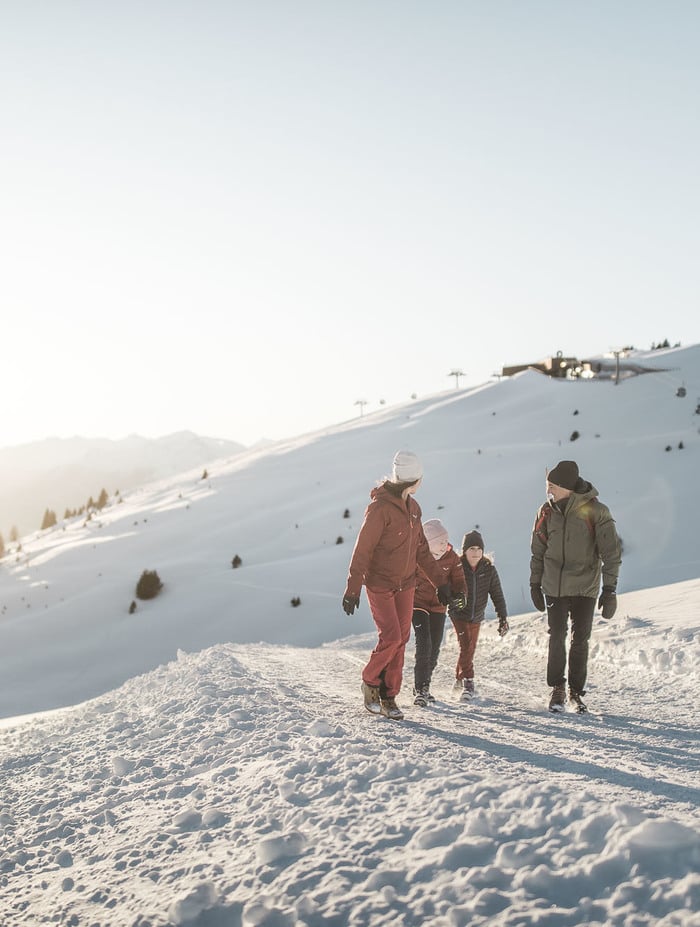 WINTERWANDERN <br> MACHT GLÜCKLICH